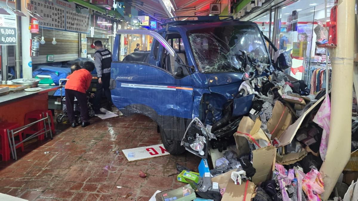 doi morti si 18 raniti dupa ce un camion a intrat in multime intr o piata din coreea de sud soferul spune ca nu i a lovit intentionat