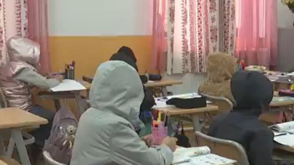 peste 100 de elevi din constanta invata in frig dupa ce fochistul scolii s a pensionat ordonanta trenulet a blocat angajarile