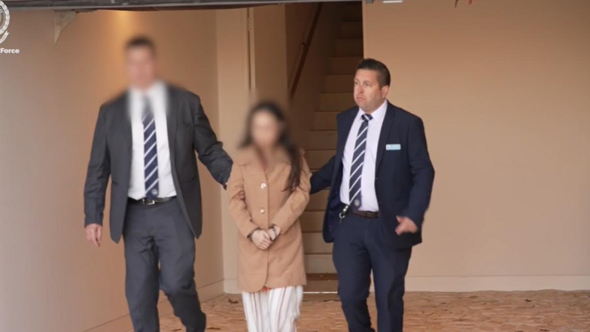 politia a arestat o ghicitoare acuzata ca a pus la cale o escrocherie de 40 de milioane de euro cum isi pacalea victimele