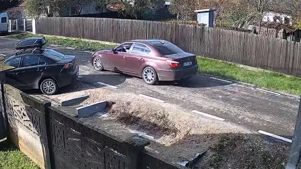 poza in care apare masina politistului din ialomita care a impuscat un caine