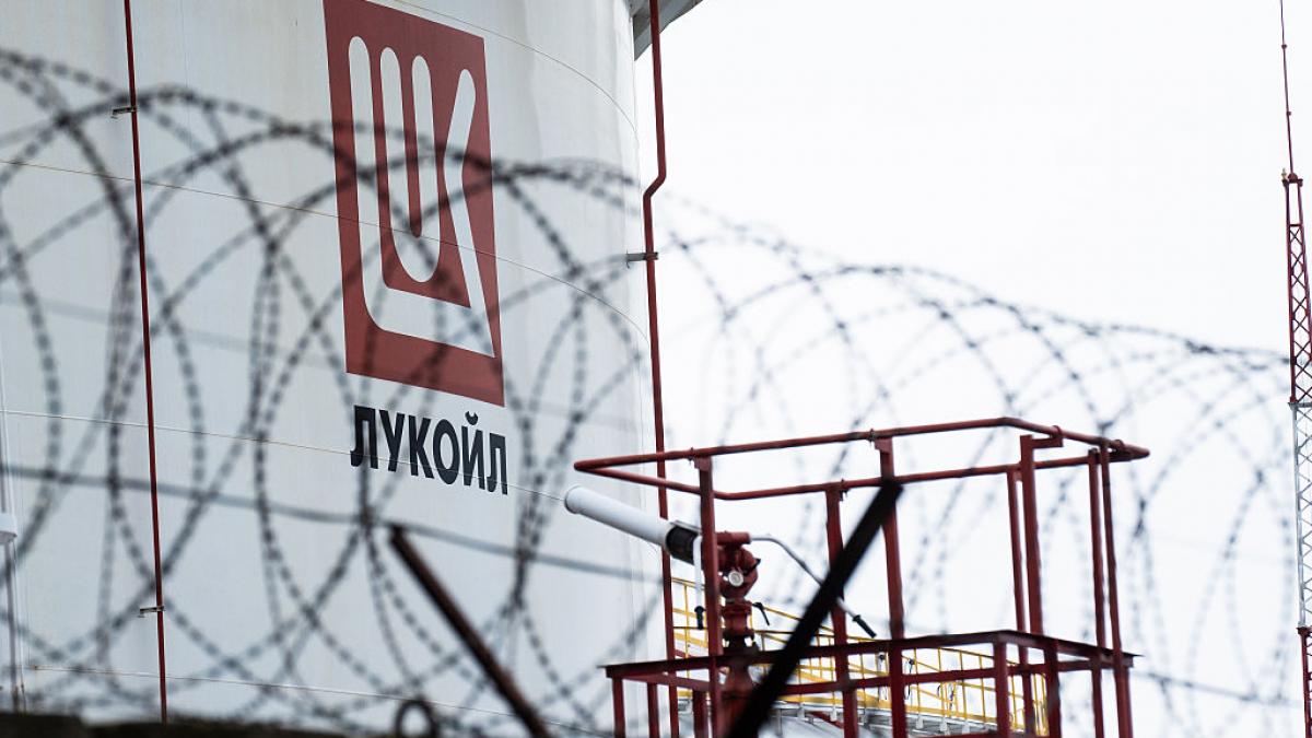 bulgaria a obtinut amanarea sanctiunilor britanice fata de lukoil dupa ce riscul unei crize energetice a declansat noi lupte politice