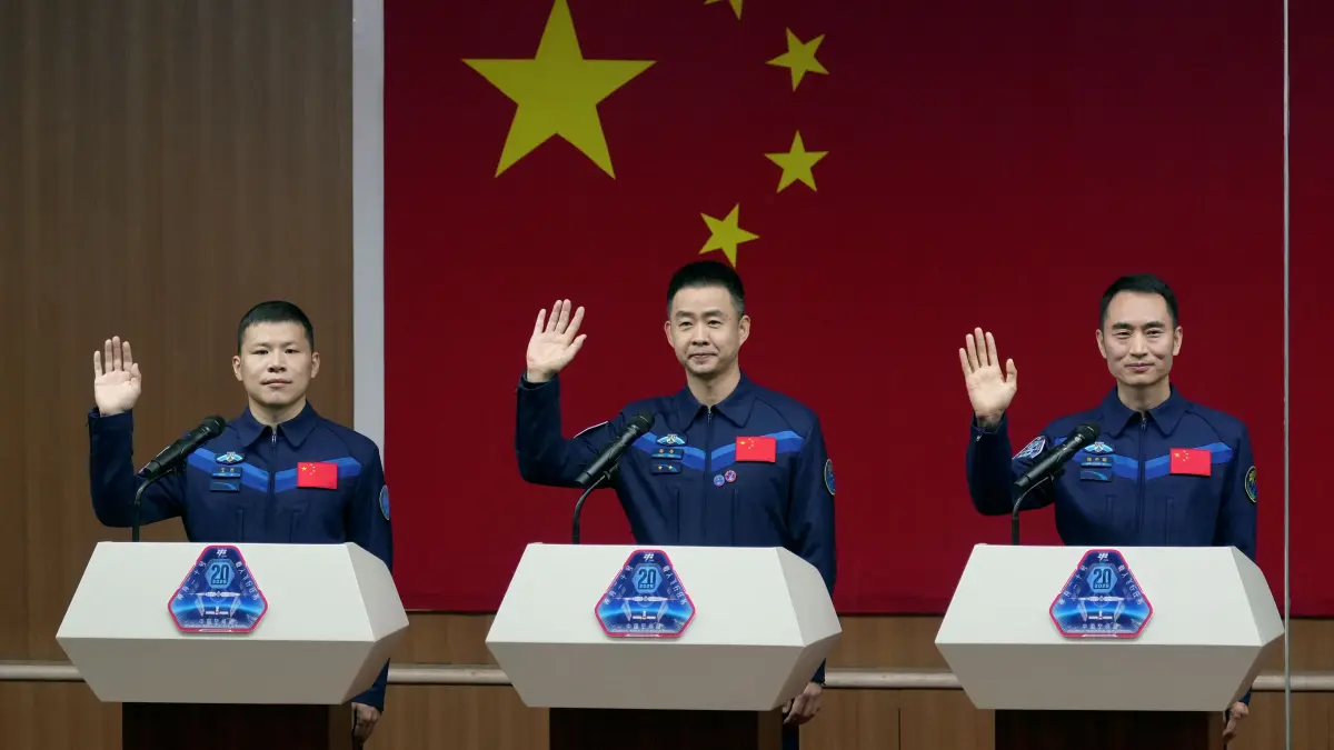 chinezii care au facut gratare in spatiu au revenit in sfarsit acasa au intarziat pentru ca s au lovit de deseuri spatiale