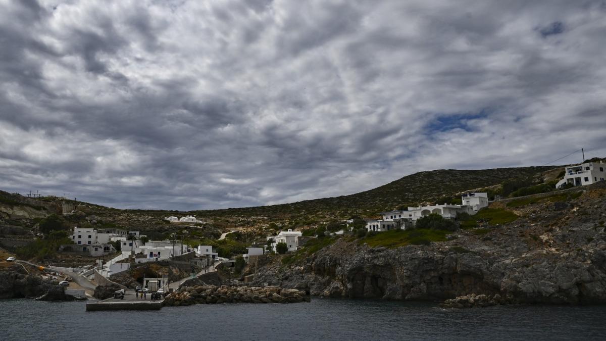 o insula greceasca ii plateste cu 18 000 de euro pe cei care doresc sa se mute acolo are scoala si cafenea si doar 24 de locuitori
