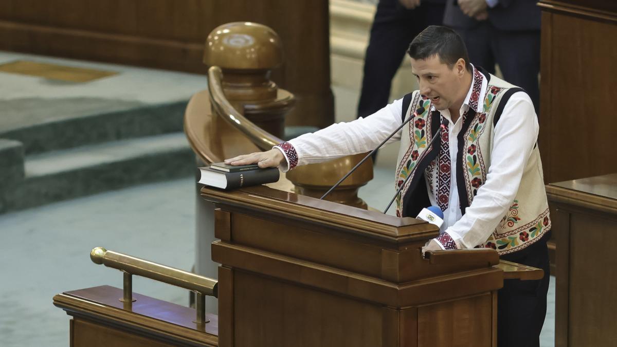 surse cel mai chiulangiu senator este anchetat pentru furt a luat dintr un hotel un rucsac si a plecat cu el