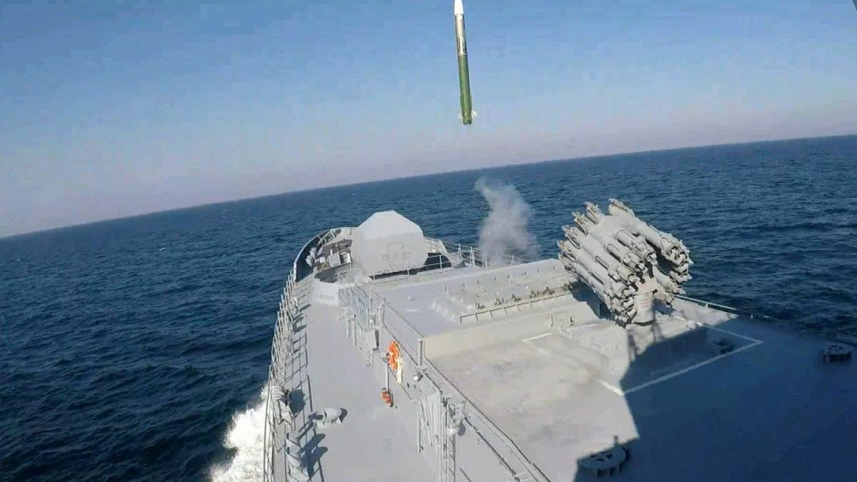 ucraina a folosit rachete neptun in atacul asupra portului rus novorosiisk si rafinariei din saratov