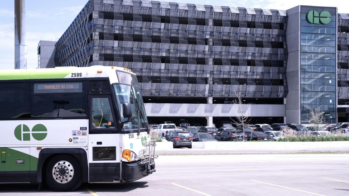 un barbat a furat un autobuz si l a condus pe traseul obisnuit prin oras chiar a dat jos pasagerii fara bilet