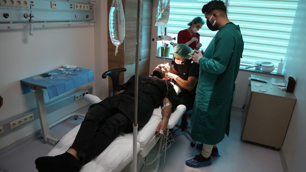 un barbat care s a dus in turcia sa faca implant de par si un tratament stomatologic a murit imediat dupa interventii