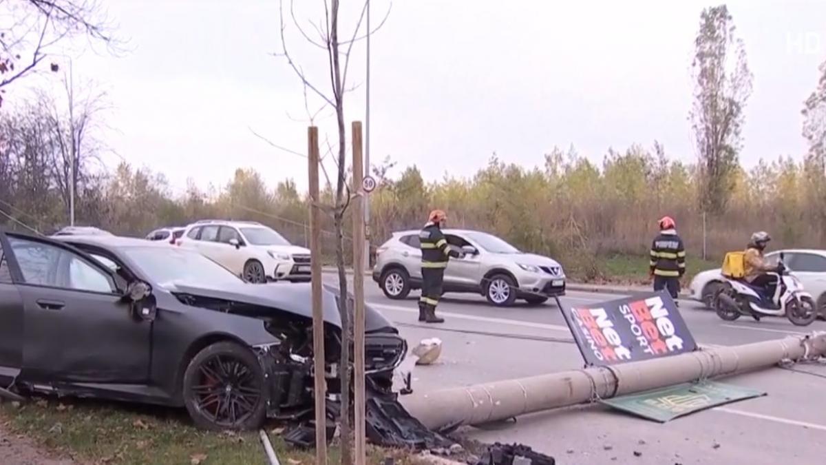 accident grav in bucuresti o soferita a retezat un stalp de iluminat in pipera masina s a facut praf circulatia a fost blocata