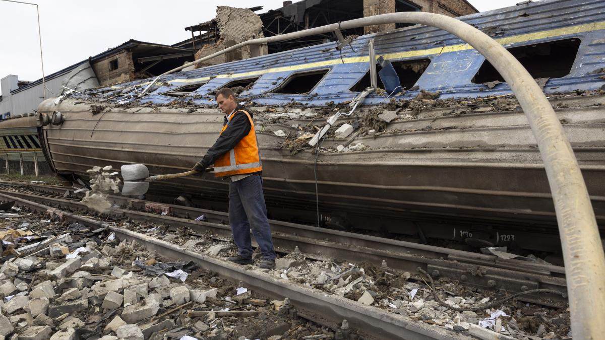 trenurile noua tinta a rusiei in ucraina lovesc exact acolo unde se aduna oamenii in curand nu vom mai avea cu ce circula