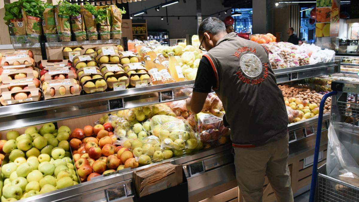 trump renunta la tarife pentru zeci de produse casa alba a publicat lista alimentelor care scapa de taxe