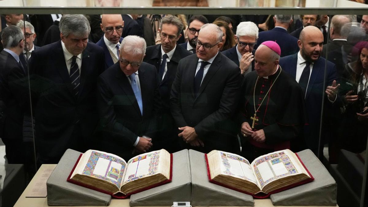 imagini rare cu o biblie veche de 6 secole ilustrata cu aur mona lisa a manuscriselor iluminate a fost expusa la roma