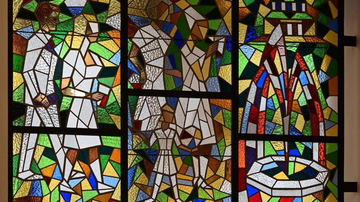 momentul in care un politician italian se impiedica pe scari si sparge cu capul un vitraliu istoric