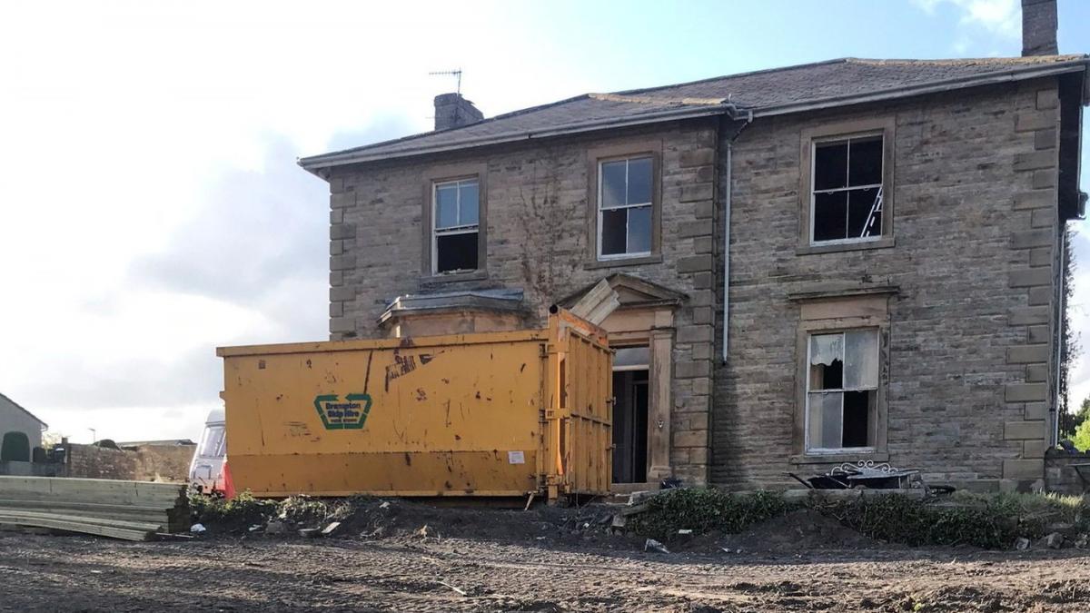 doi pensionari au fost inspirati sa cumpere un conac in ruina pe care l au renovat dar acum i a transformat in niste oameni bogati