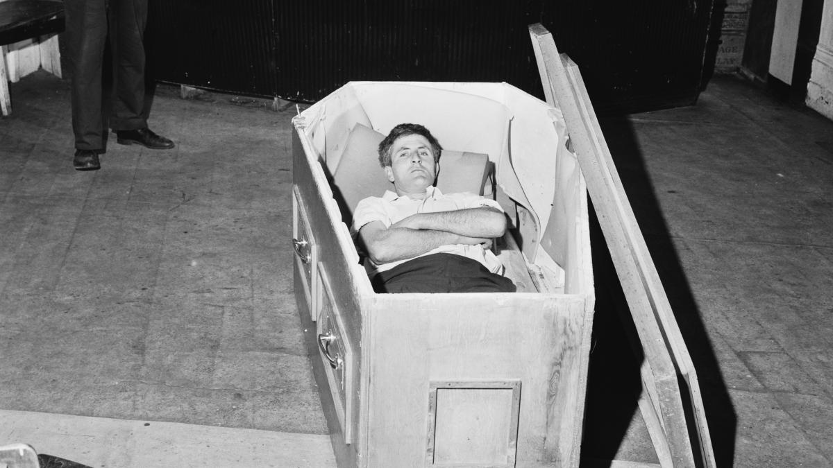 povestea barbatului care a stat 61 de zile intr un sicriu ingropat de viu a crezut ca asta o sa l faca faimos si bogat