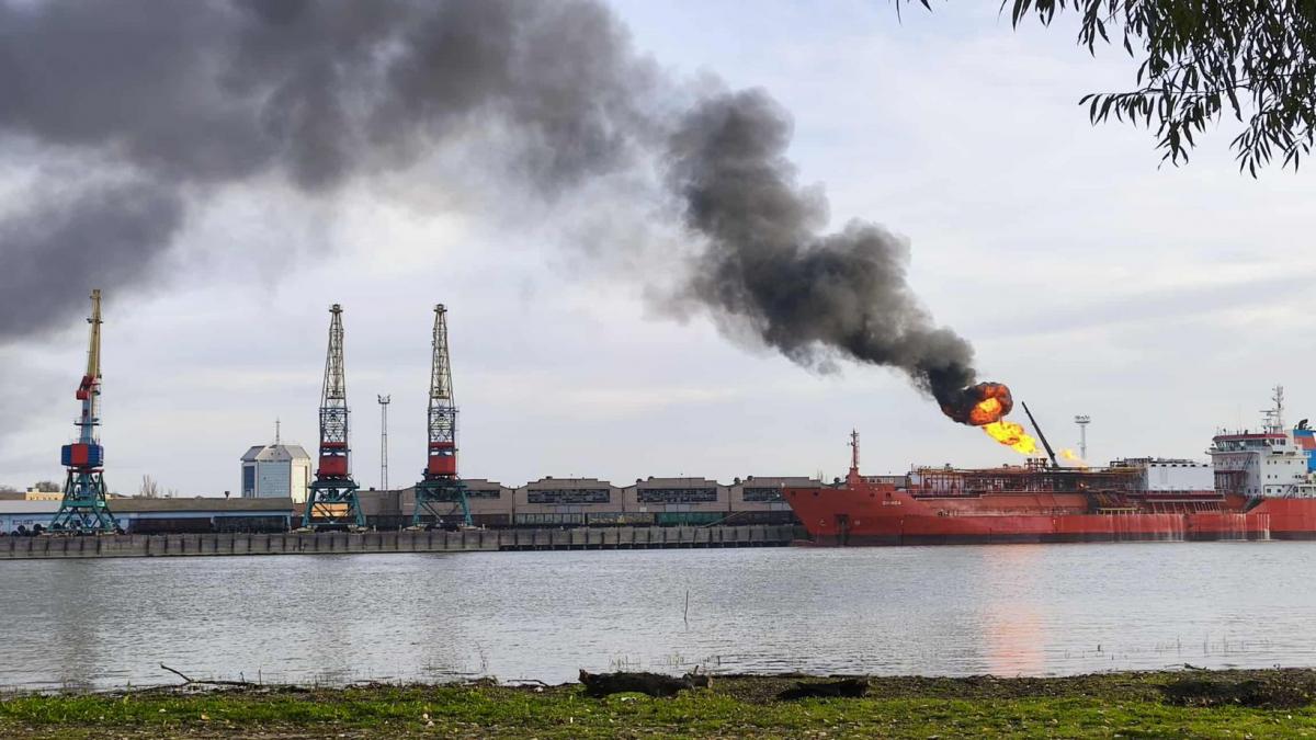 rusii au atacat cu drone portul izmail la granita cu romania o nava care transporta motorina a fost lovita si a luat foc