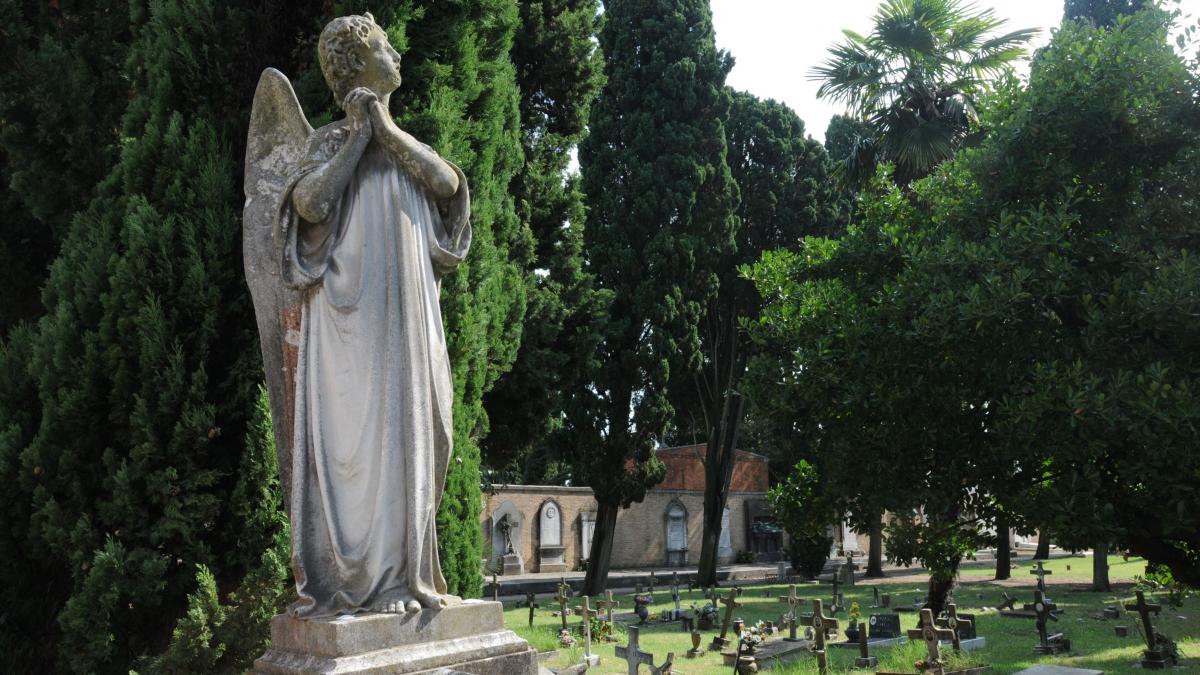 scandal in italia cu angajatul unui cimitir care s a fotografiat cu un cadavru exhumat ca sa si distreze prietenii