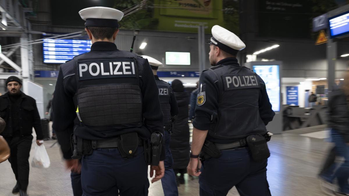 un barbat a scapat cu viata dupa ce a fost calcat de tren in germania