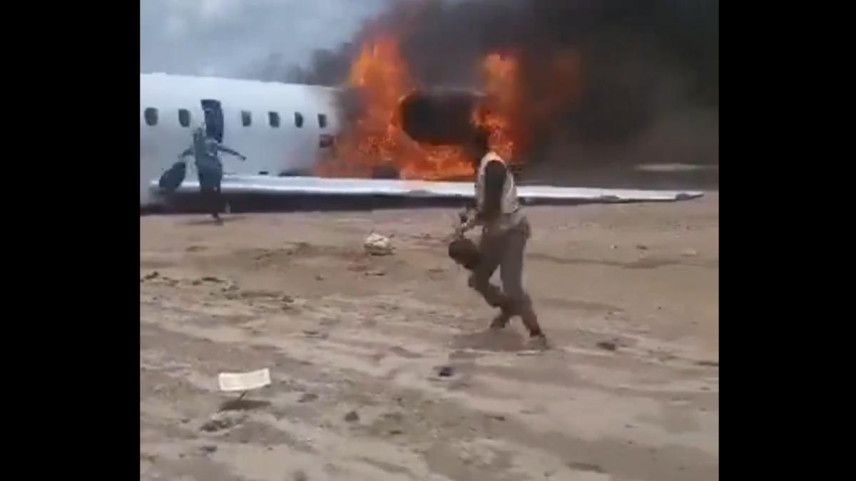 un ministru a scapat cu viata in mod miraculos dupa ce avionul in care se afla a luat foc in timp ce ateriza