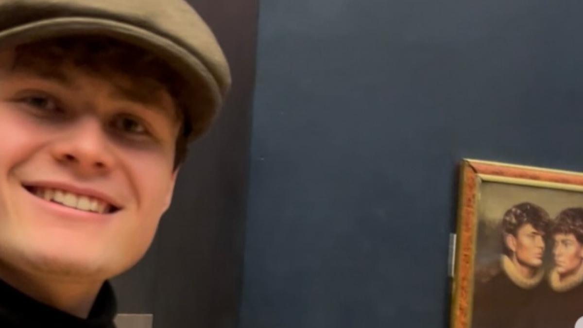 un nou incident arata cat de usor se trece peste sistemul de securitate de la luvru doi tineri si au agatat portretul langa gioconda