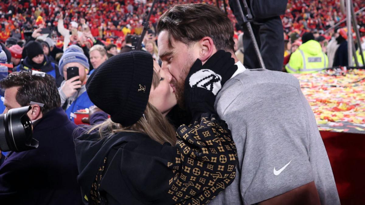 cuvantul anului 2025 desemnat de dictionarul cambridge ce inseamna parasocial are legatura cu celebritatile