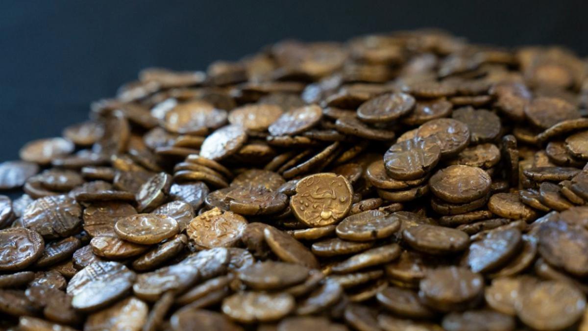 dezamagire pentru francezul care a gasit o comoara cand sapa o piscina a crezut ca a dat norocul peste el dar realitatea e alta