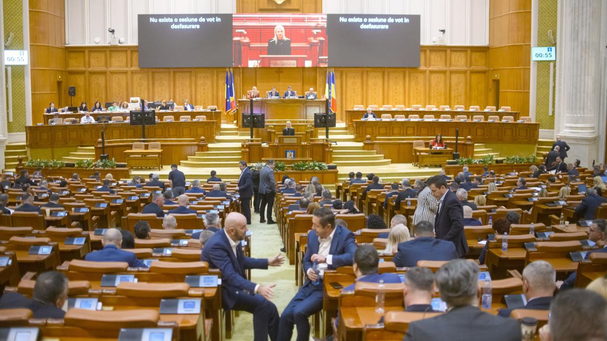 membrii consiliului de administratie al srtv au fost validati cu scandal in parlament alesii aur au parasit sala in semn de protest
