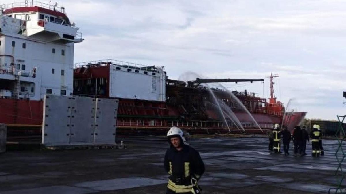 nava cu gpl lovita de rusi pe dunare inca arde insa pericolul unei explozii a scazut 231 de oameni evacuati se intorc la casele lor