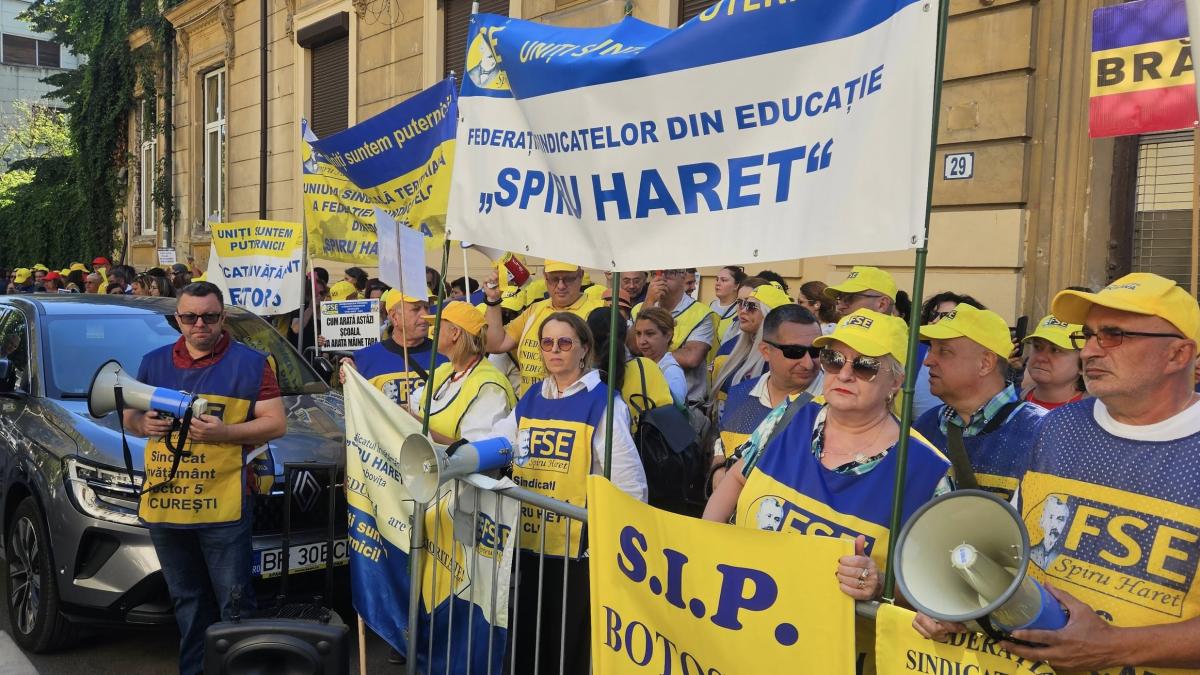 profesorii vor protesta miercuri la ministrul educatiei acuza ca in spatele usilor inchise se discuta iar taierea salariilor