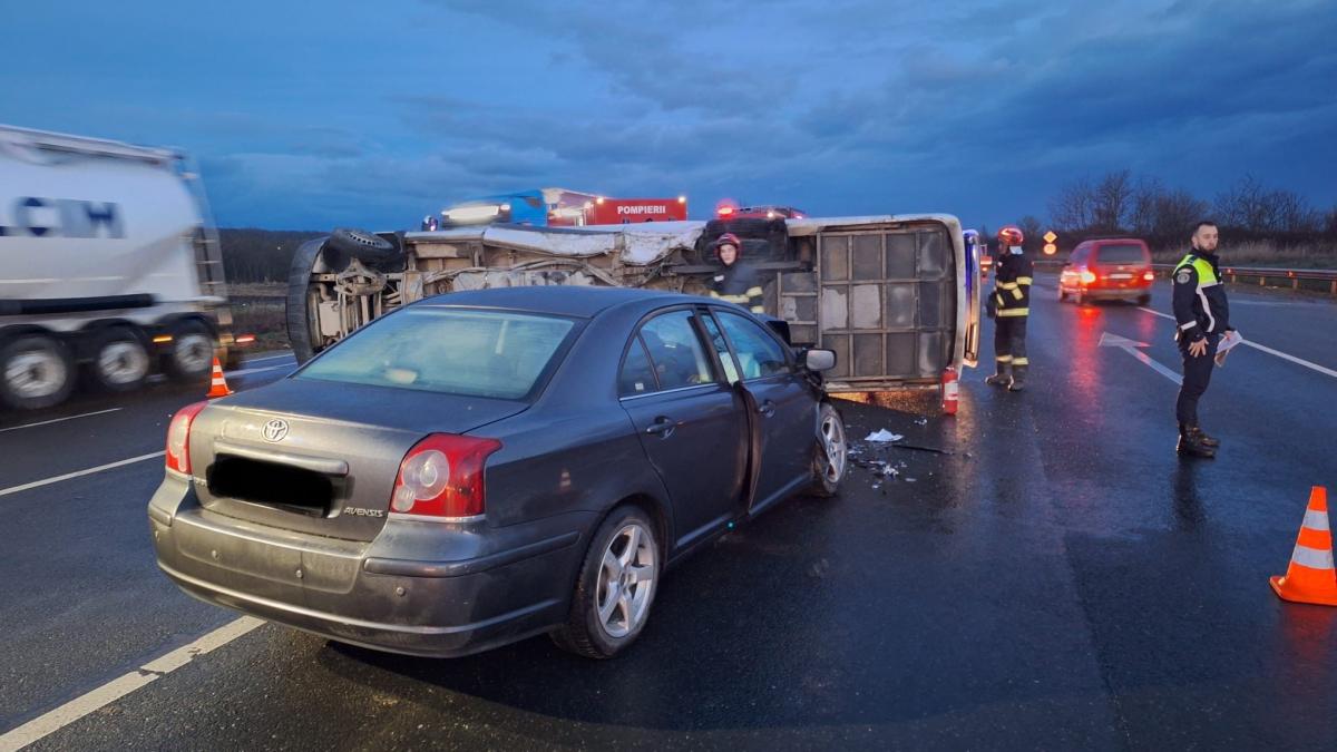 un microbuz si un autoturism s au ciocnit in vestem judetul sibiu 12 persoane sunt implicate planul rosu de interventie activat