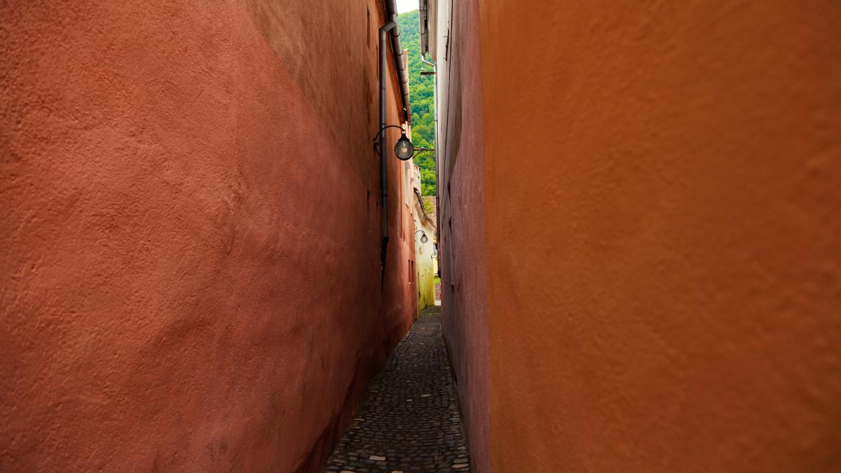 celebra strada sforii din brasov s a inchis devenise un pericol pentru trecatori