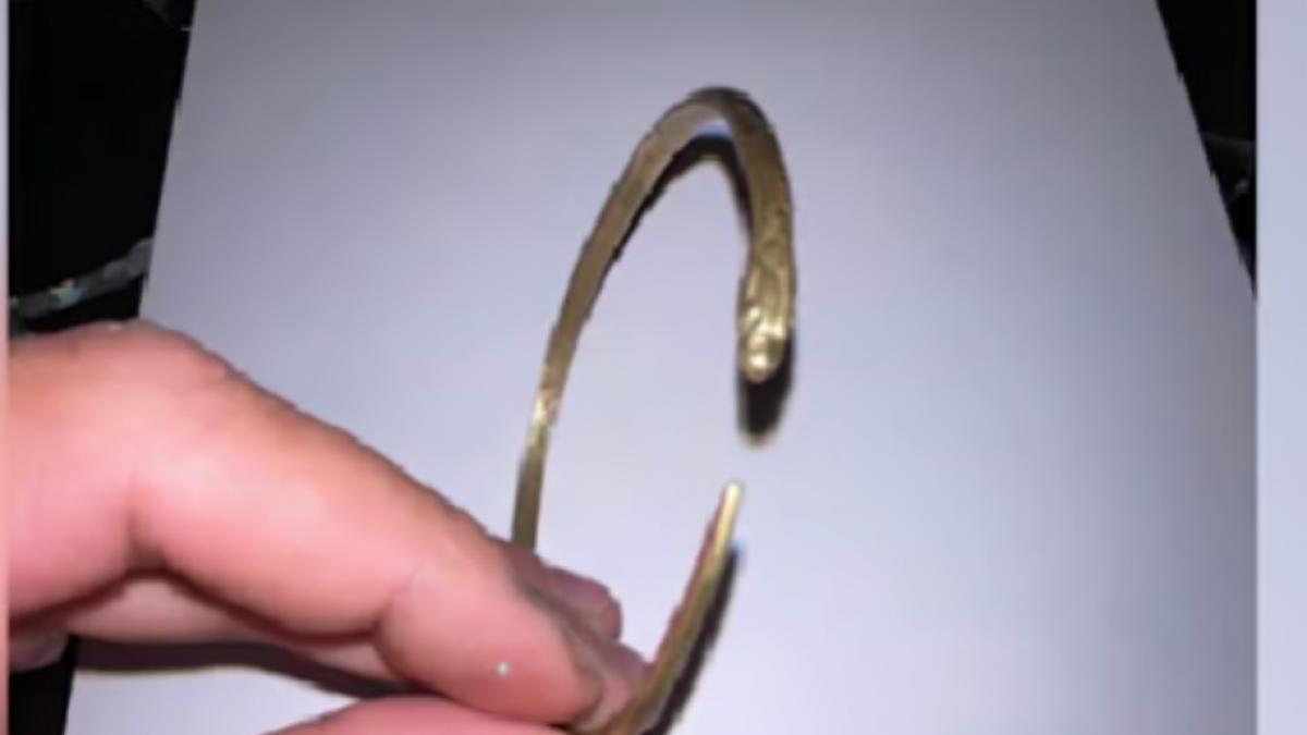 dupa ce a gasit o posibila bratara dacica un roman s a trezit cu politia la poarta au controlat tot intrebau unde tineti aurul