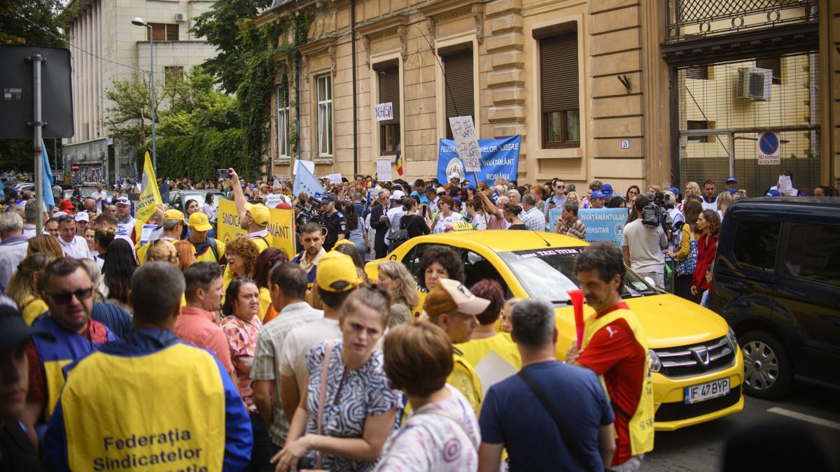 profesorii protesteaza miercuri la ministerul educatiei dupa ce au aflat despre intentia guvernului de a taia din nou din salarii