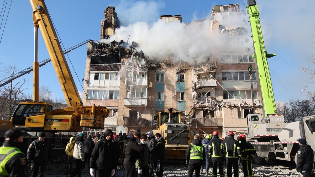 rusia a atacat cu peste 450 de drone si 45 de rachete vestul ucrainei 25 de oameni au murit printre care trei copii