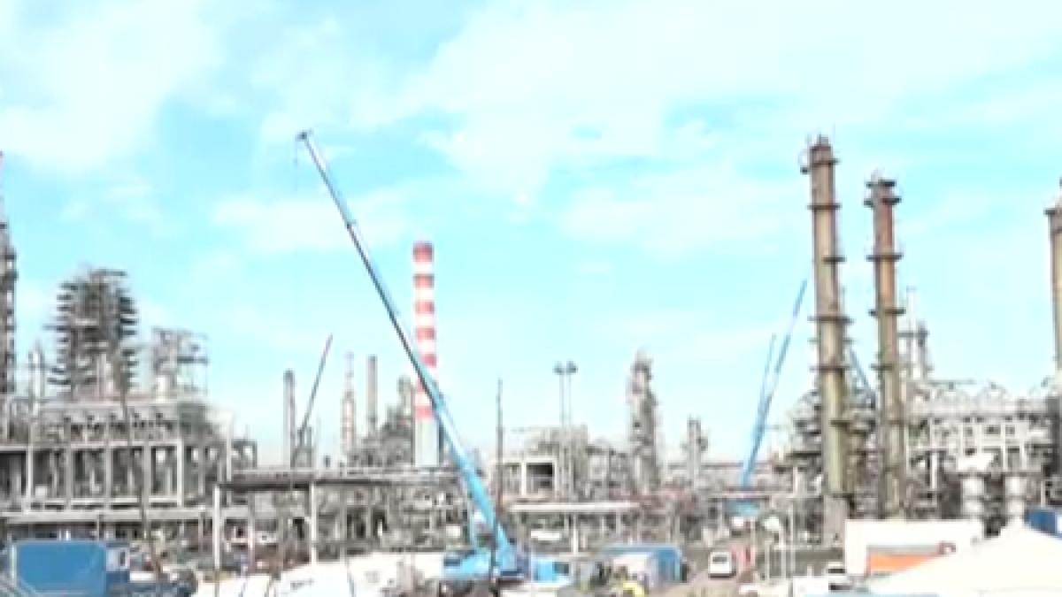 termenul de vanzare a rafinariei lukoil expira in 24 de ore viitorul a 2 000 de angajati e incert asteptam nu stim