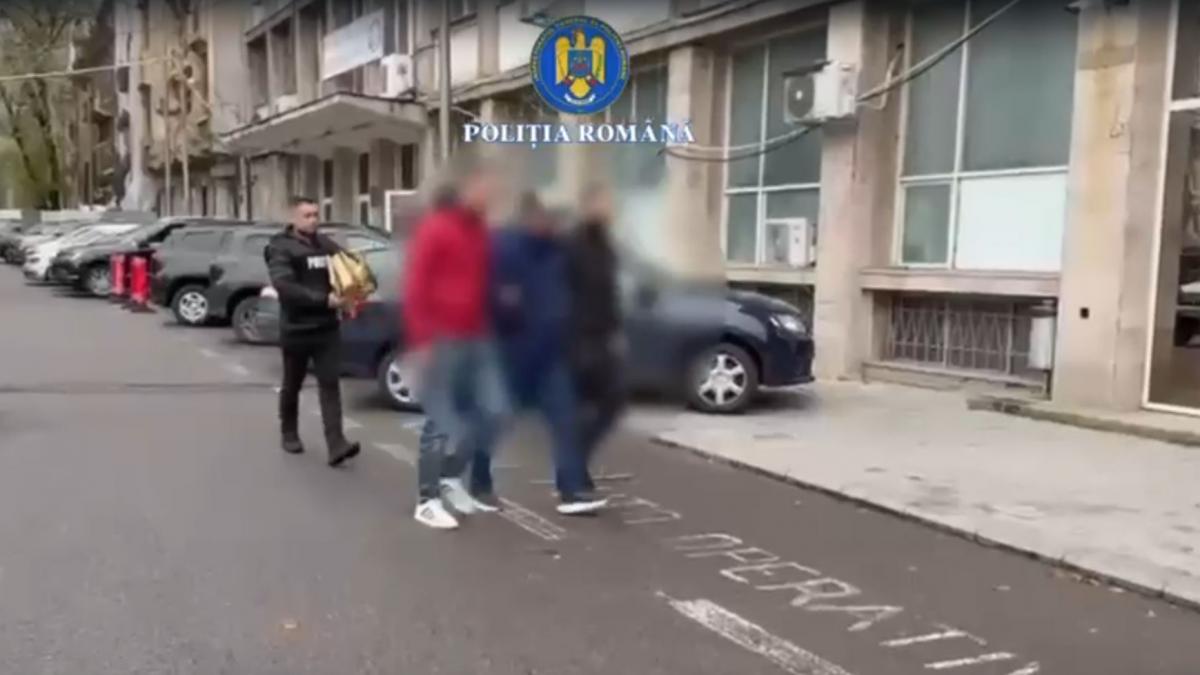 un antrenor de lupte libere din bucuresti a fost saltat de politisti fiind acuzat ca a agresat fizic si sexual o sportiva de 16 ani