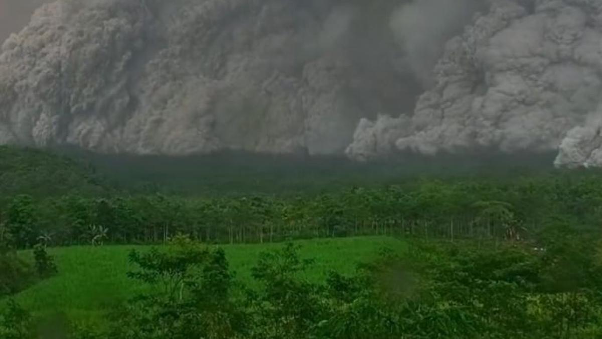 un paradis tropical ingropat in cenusa dupa eruptia vulcanului semeru muntele sacru din java a dezlantuit rauri de lava