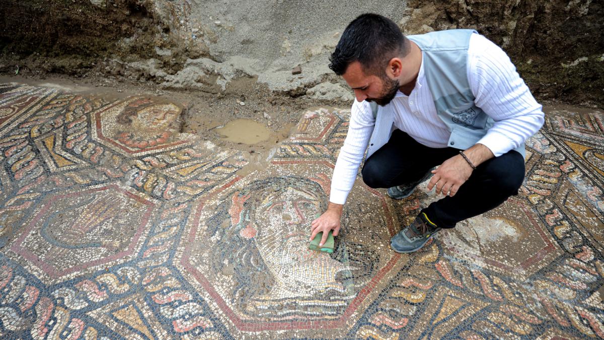 descoperire arheologica unica un mozaic ascuns sub o strada a fost in sfarsit dezvelit in intregime in fostul oras antic niceea