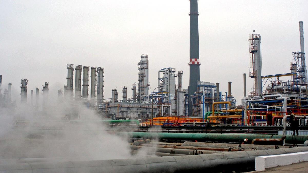 cea mai mare rafinarie din romania si 1 400 de benzinarii rompetrol ar putea fi scose la vanzare de kazmunaygas
