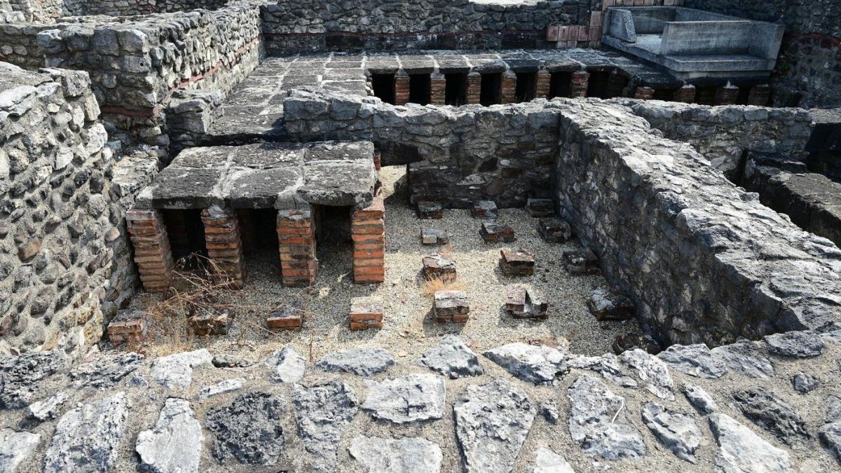 descoperire remarcabila la budapesta ce au vazut arheologii cand au ridicat capacul unui sarcofag de 1 700 de ani perfect conservat