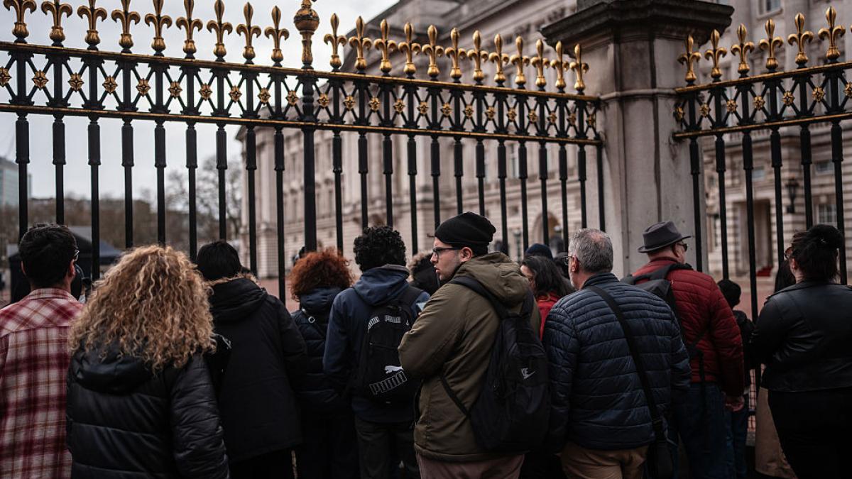 targ de craciun la buckingham turistii s au dus sa l vada dar au gasit doar balti si porti incuiate despre ce a fost vorba de fapt