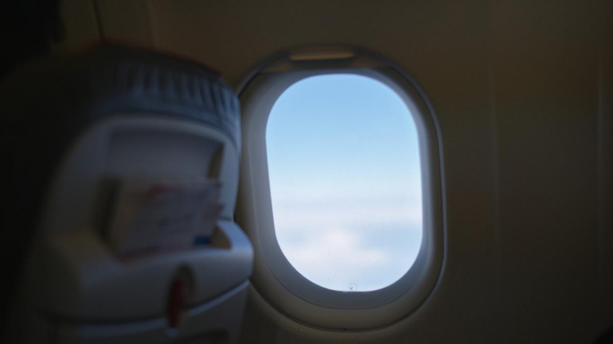 de ce este obligatoriu ca jaluzelele din avion sa fie ridicate la decolare si aterizare