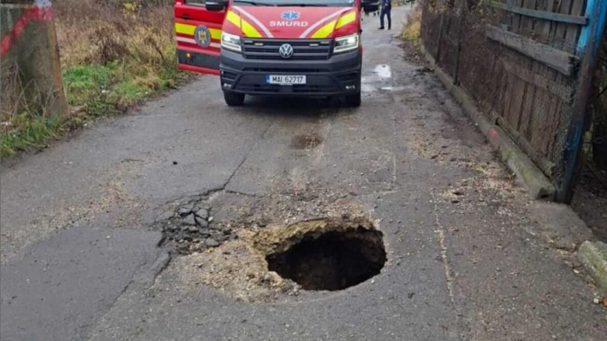 incident bizar in petrosani doi barbati au cazut intr o groapa in timp ce mergeau pe strada