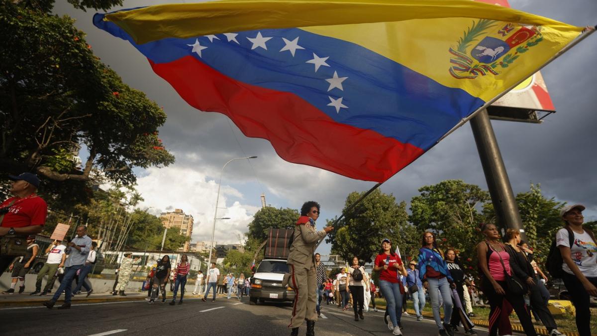 un kilogram de pui costa cat patru salarii in venezuela ne facem griji pentru mancare nu pentru un razboi cu sua