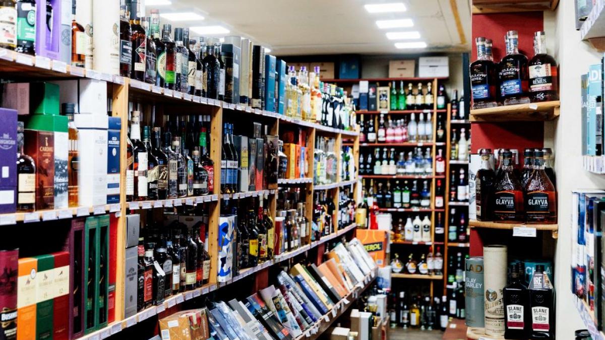 arabia saudita le da voie unora dintre straini sa cumpere alcool ce conditie trebuie sa indeplineasca