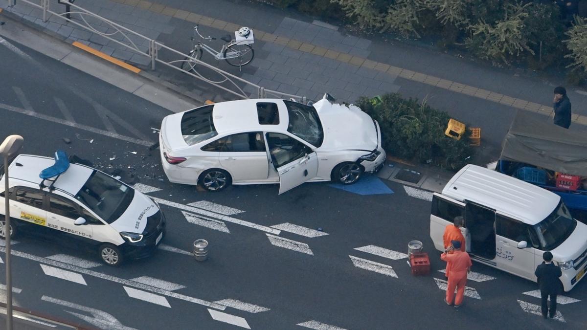 cel putin un mort si 10 raniti la tokyo dupa ce o masina a intrat intr o multime de pietoni soferul tocmai furase autoturismul