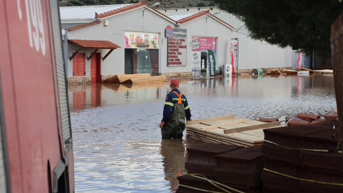 inundatii devastatoare in albania si grecia un batran a murit mai multe sate sunt evacuate