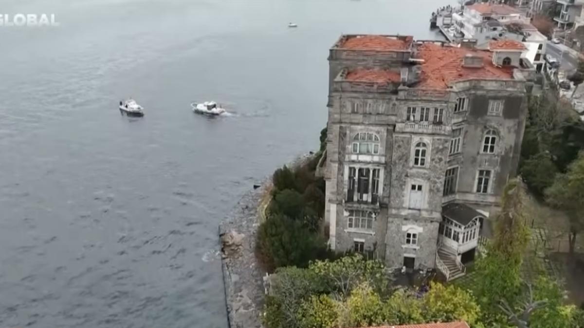 perla bosforului este scoasa la vanzare conacul zeki pasa e vechi de 130 de ani si e considerat cea mai scumpa casa din turcia