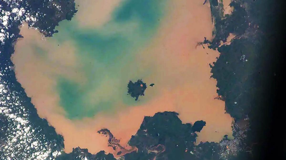 un astronaut a descoperit un lac sacru care contine relicve si mumii de imparati antici transformat din albastru in verde toxic