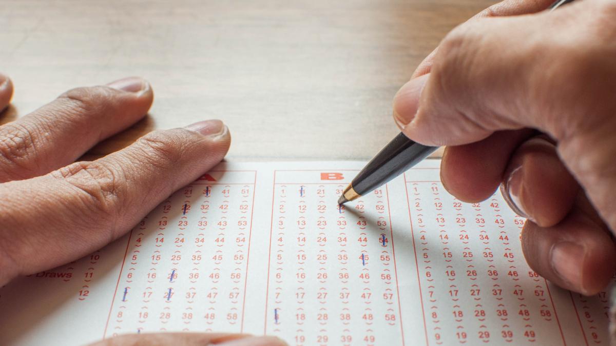 un japonez a castigat 3 8 milioane de dolari la loto dar a ascuns premiul de sotie ca sa traiasca in lux de unul singur