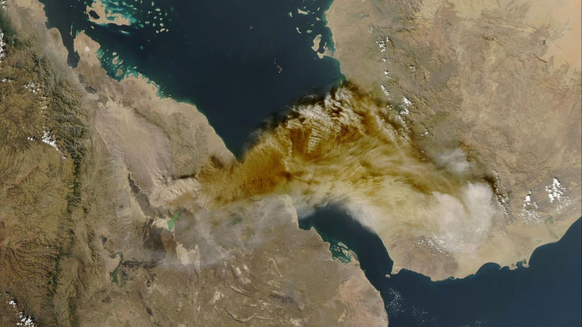 un vulcan considerat stins a erupt pentru prima data in 12 000 de ani cenusa a fost vizibila din spatiu